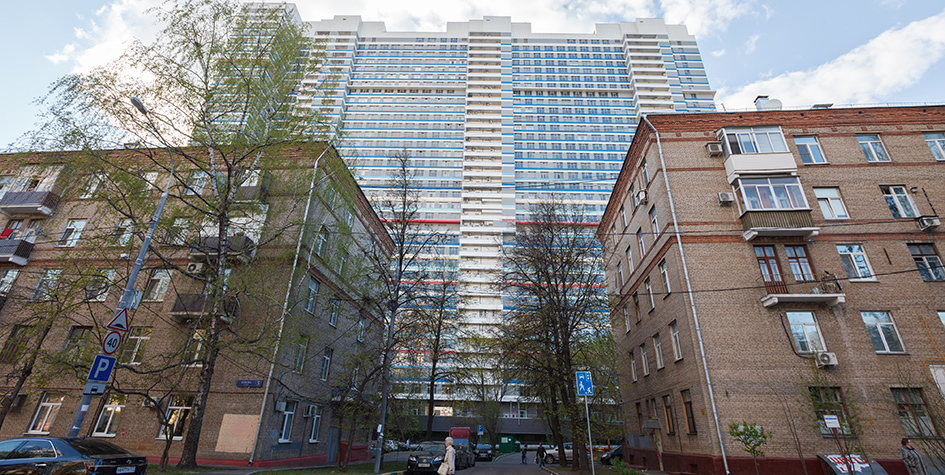 Жилые пятиэтажные дома на улице Бажова на фоне новостройки