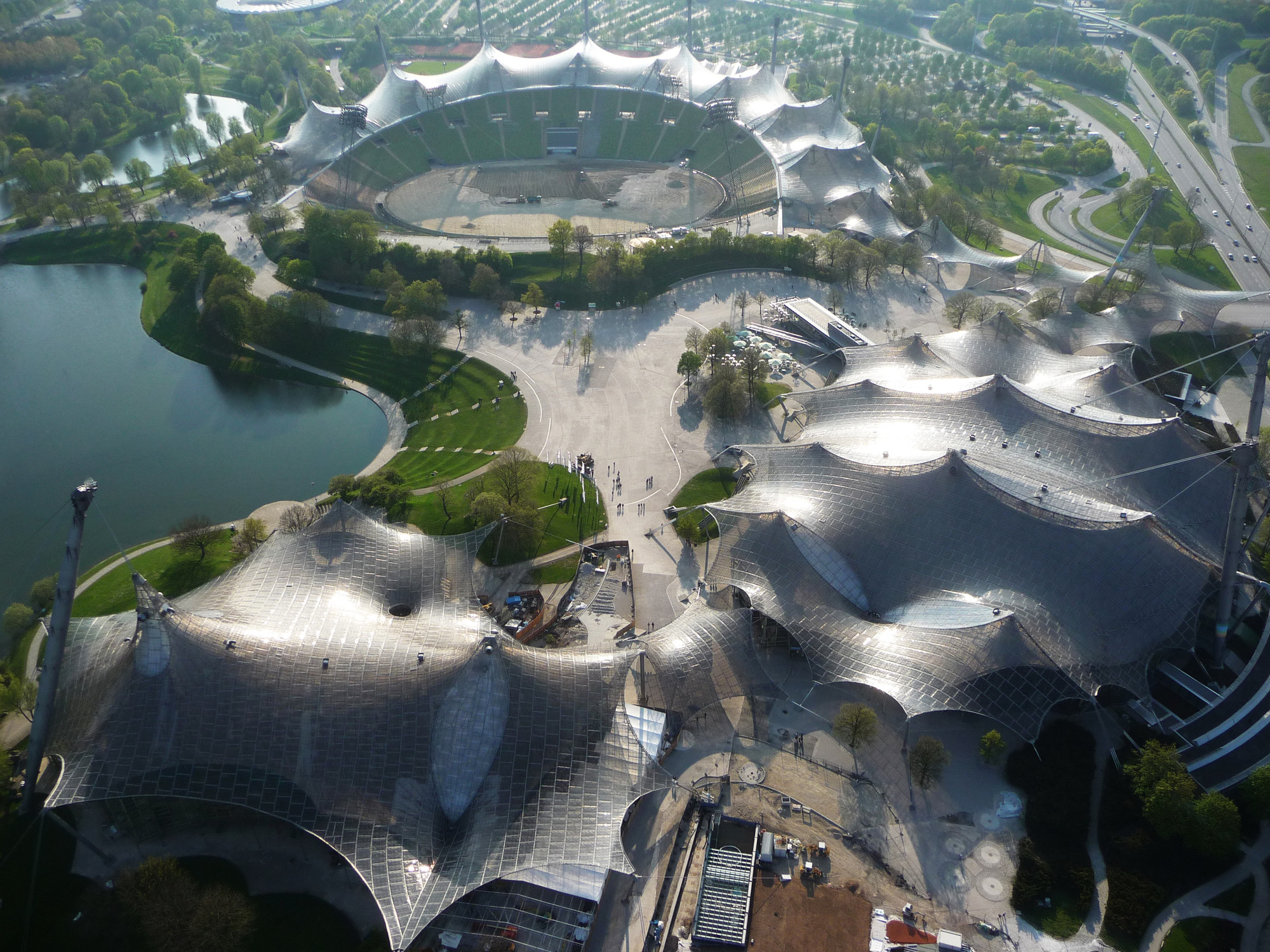 Фрай Пауль Отто занимался проектированием спортивных объектов для Олимпийских игр 1972 года в Мюнхене. Результатом стала натяжная крыша над плавательным бассейном, спортивным залом и главным стадионом. В 2015 году за это сооружение Отто посмертно стал 40-м лауреатом Притцкеровской премии
