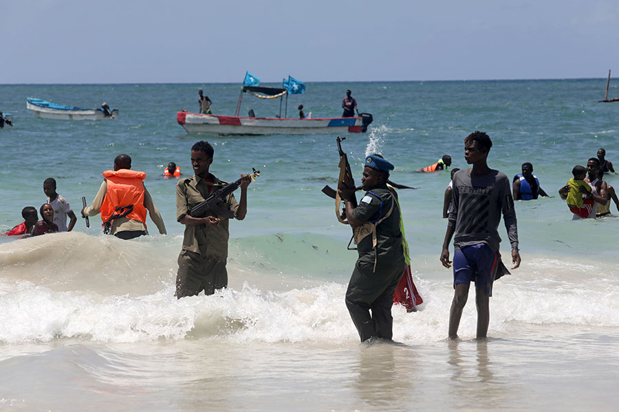 Полиция пытается разогнать людей, пришедших отдыхать на пляж. Могадишо, Сомали
