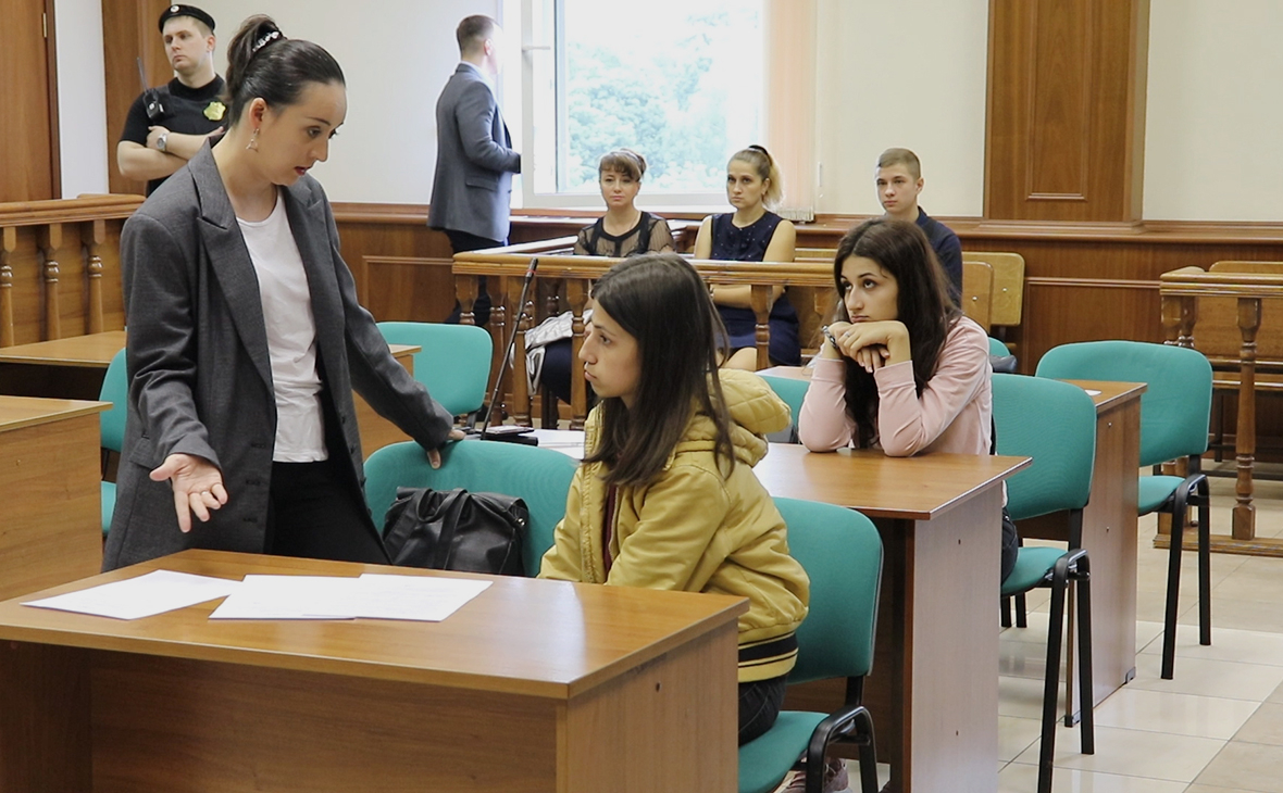 Сестры Ангелина (в центре) и Крестина (на втором плане) Хачатурян, во время оглашения результатов рассмотрения ходатайства следствия о продлении домашнего ареста
