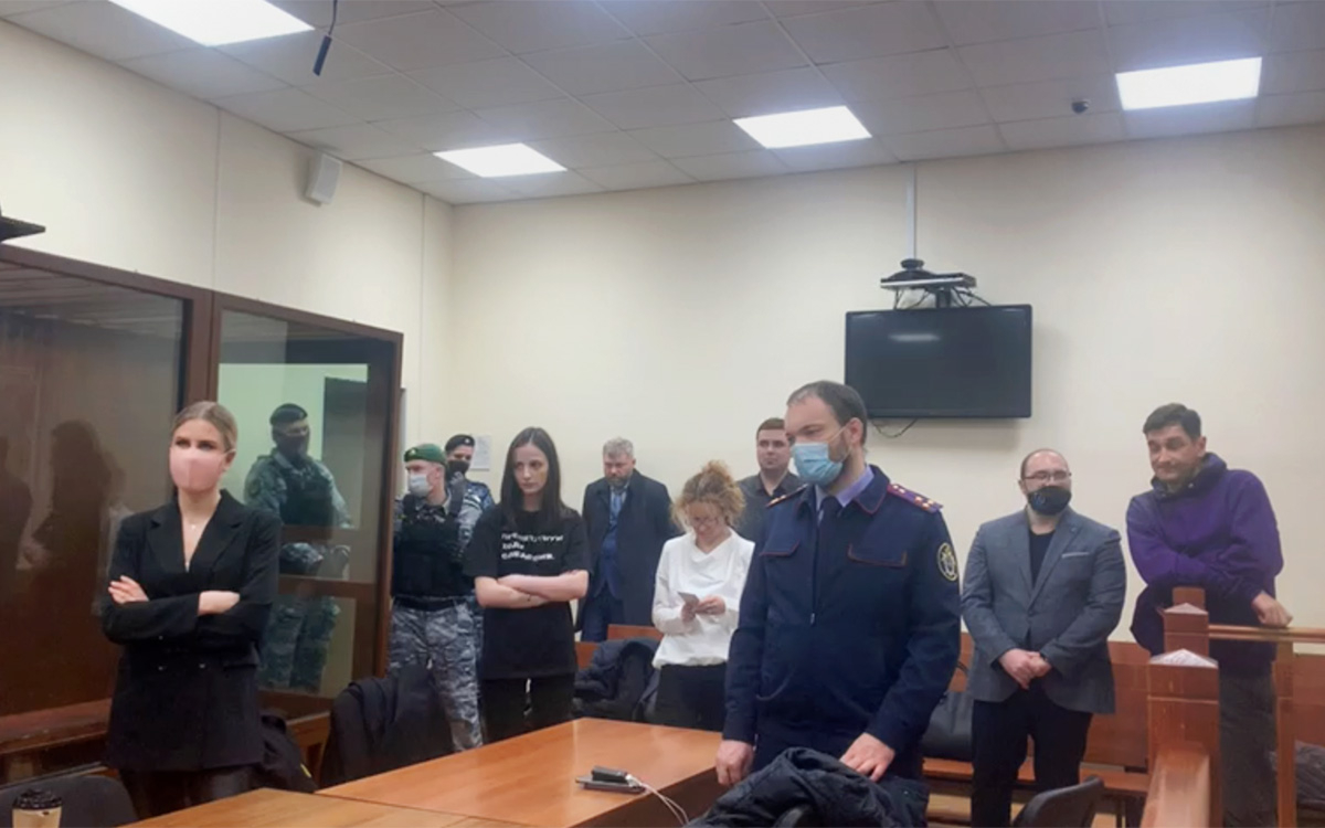 Суд продлил домашний арест Соболь и брату Навального