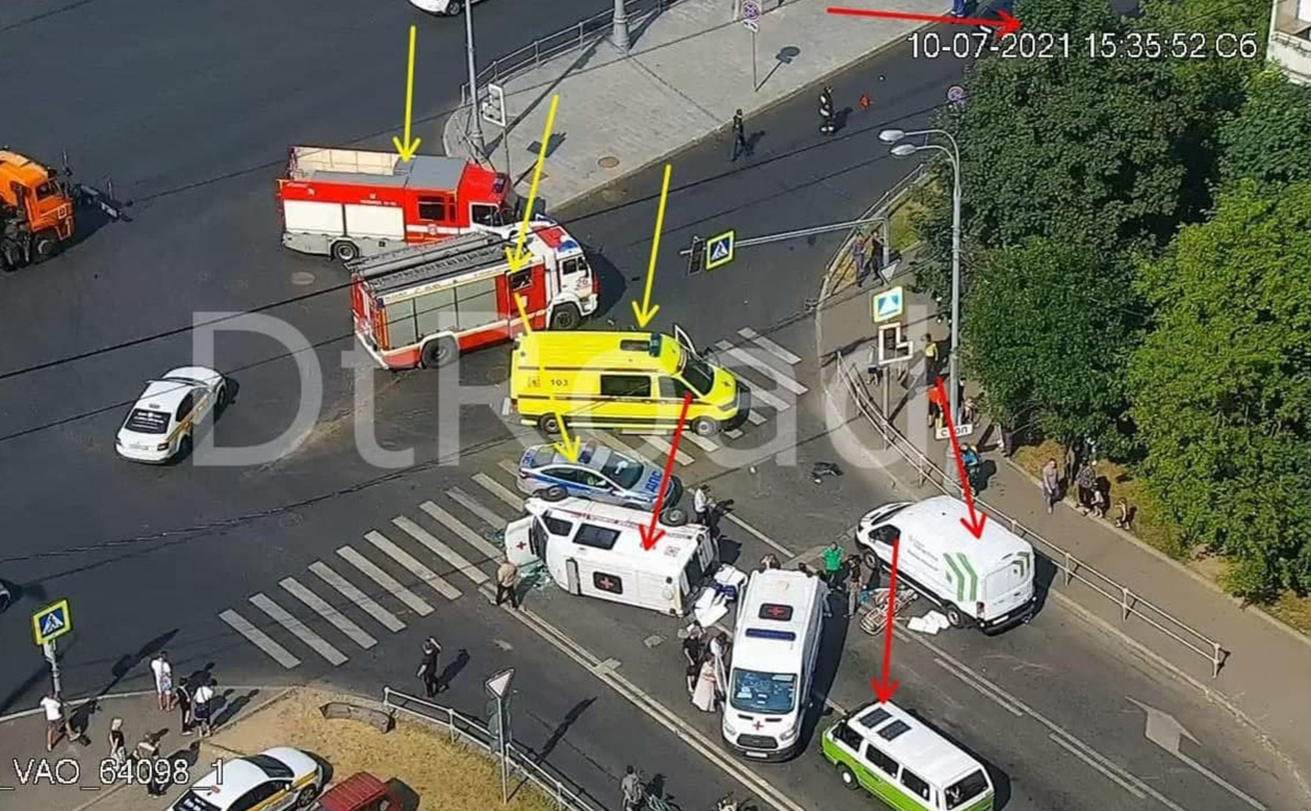 В Москве три человека пострадали в ДТП с машиной скорой помощи