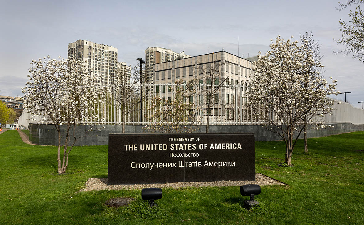 Посольство США призвало своих граждан покинуть Украину"/>













