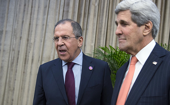 Министр иностранных дел России Сергей Лавров (cлева) и госсекретарь США Джон Керри на саммите АТЭС в Пекине