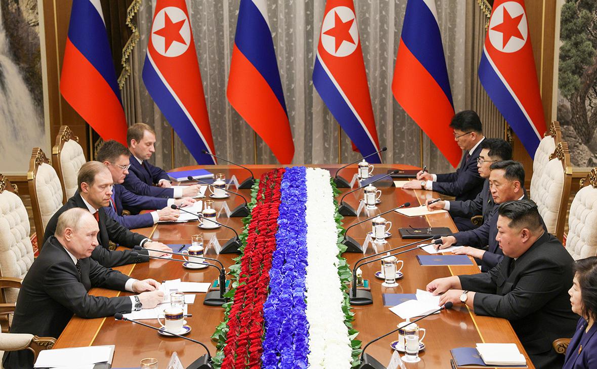 Владимир Путин (слева на первом плане) и Ким Чен Ын (справа на первом плане) во время российско-корейских переговоров