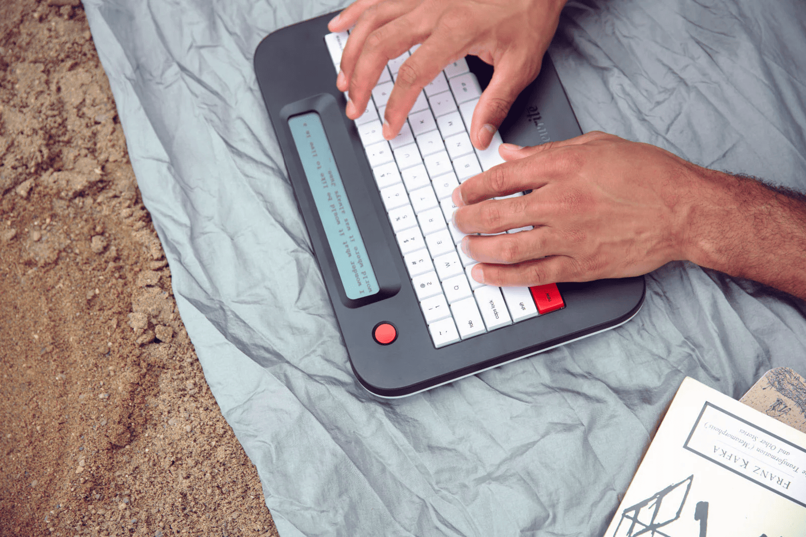 Freewrite Alpha позволяет писать без уведомлений и сообщений &mdash; мечта!