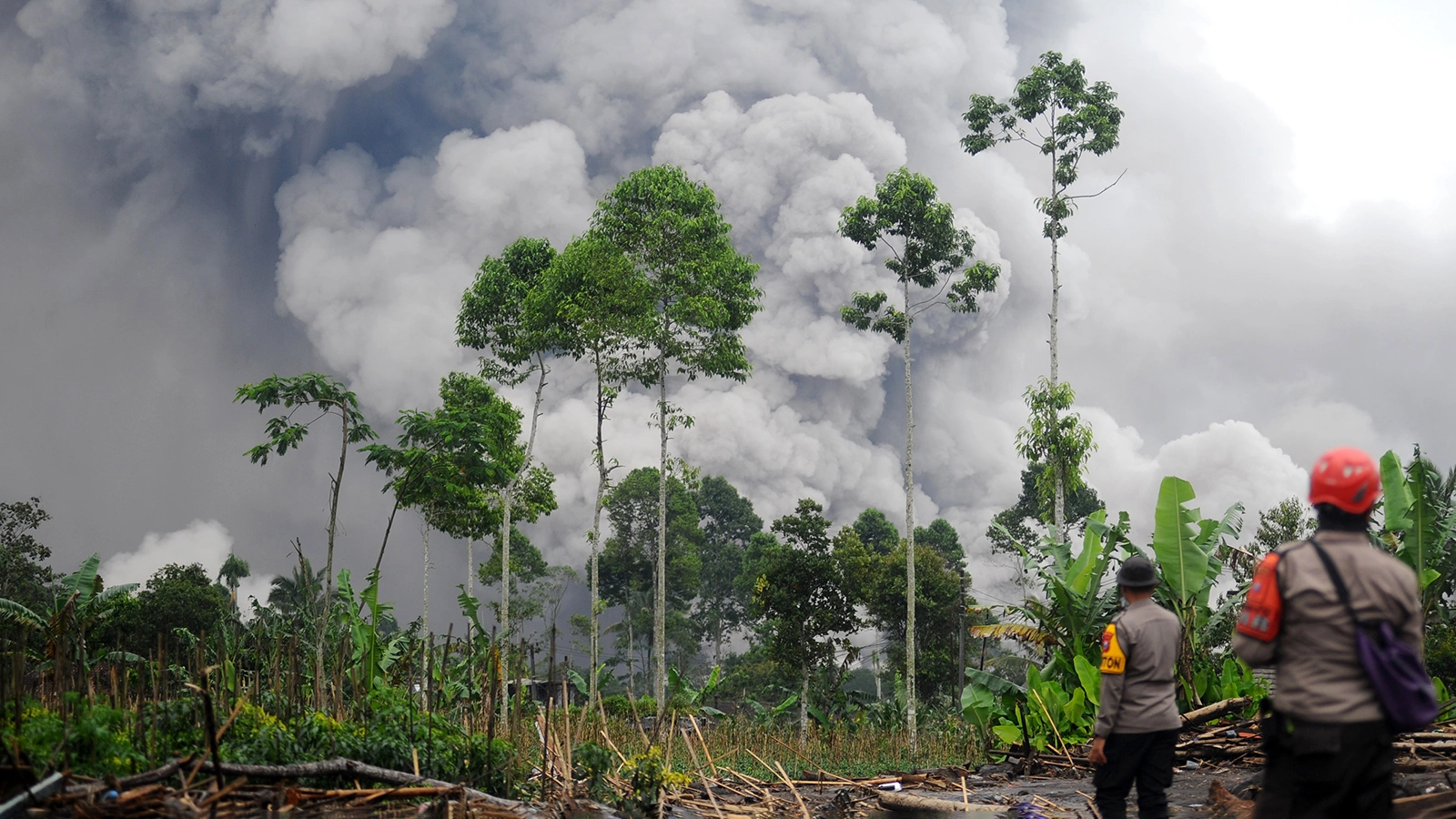 Вулкан Семеру во время извержения, 23 ноября 2025 года