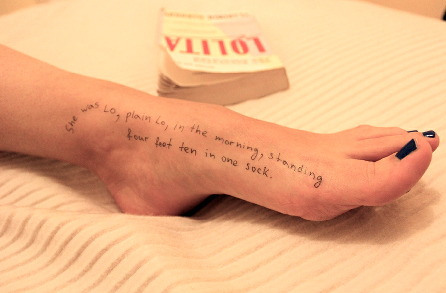 Продолжение романа: &laquo;Она была Ло, просто Ло, по утрам, ростом в пять футов (без двух вершков и в одном носке)&raquo;.

Всего в четверг были опубликованы 68 фотографий, из них пять&nbsp;&mdash; с частями женского тела и цитатами из романа.