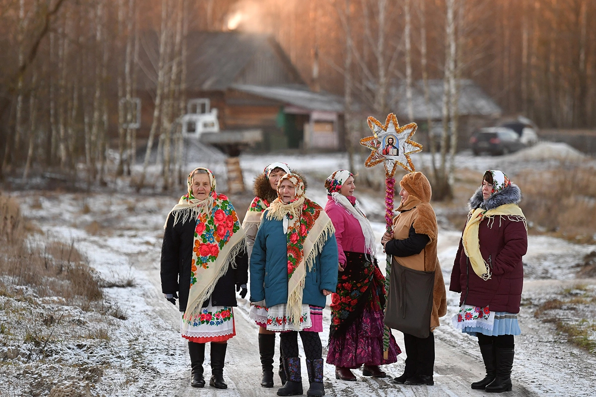 В этнографических источниках колядование описывается как обход домов в строго определенное время — в ночь на Рождество или в первые дни после него