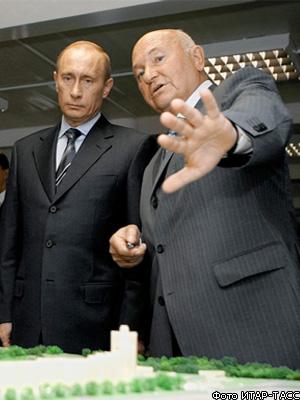 Владимир Путин во время посещения столичного микрорайона Куркино вместе с московским градоначальником. 