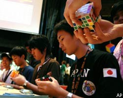 Подросток собрал кубик Рубика менее чем за 13 секунд