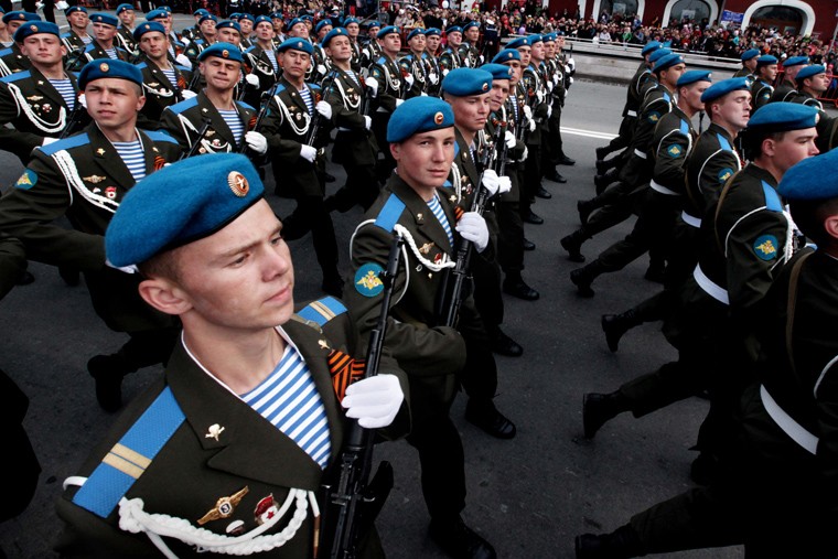 Военнослужащие во время Парада Победы во Владивостоке.