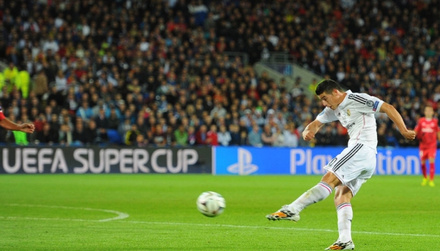 Купленный за 80 миллионов евро у "Монако" форвард "Реала" Хамес Родригес бьет по воротам.
