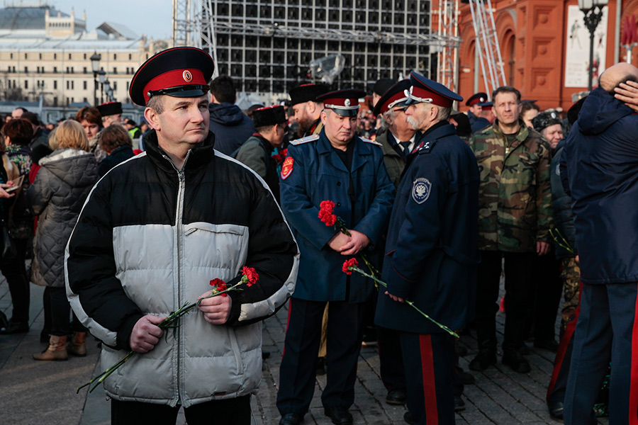 Акция памяти жертв теракта в метро Санкт-Петербурга &laquo;Питер &mdash; Мы с тобой!&raquo; на Манежной площади в Москве.