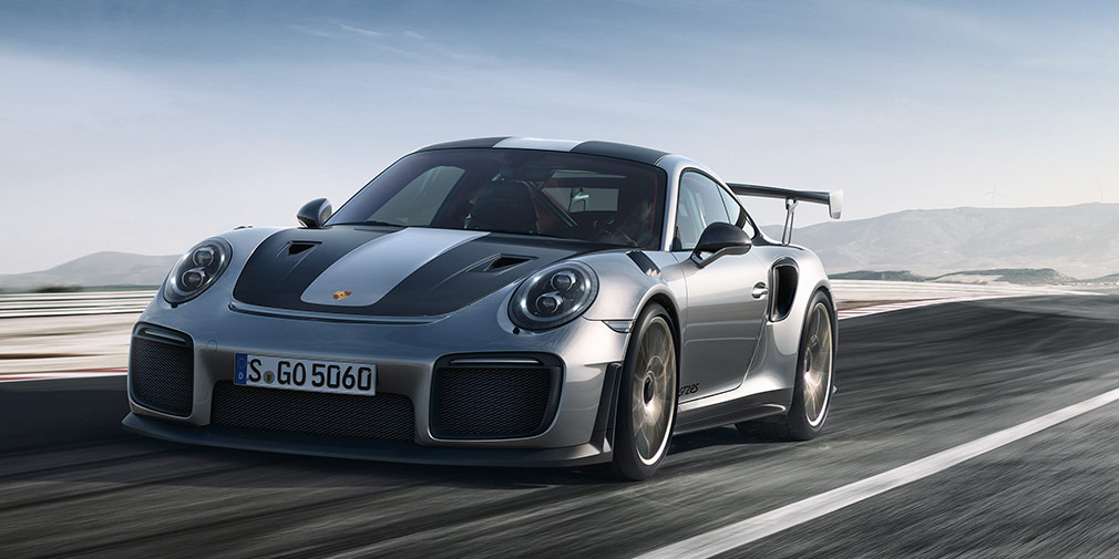 Porsche 911 GT2 RS

В рекламе 700-сильного суперкара соревновались бывший гонщик Формулы-1 Марк Уэббер и главный тест-пилот немецкой марки Вальтер Рерль. Самый быстрый и мощный в семействе 911 Porsche в России можно купить за 19&nbsp;245&nbsp;000 рублей.

