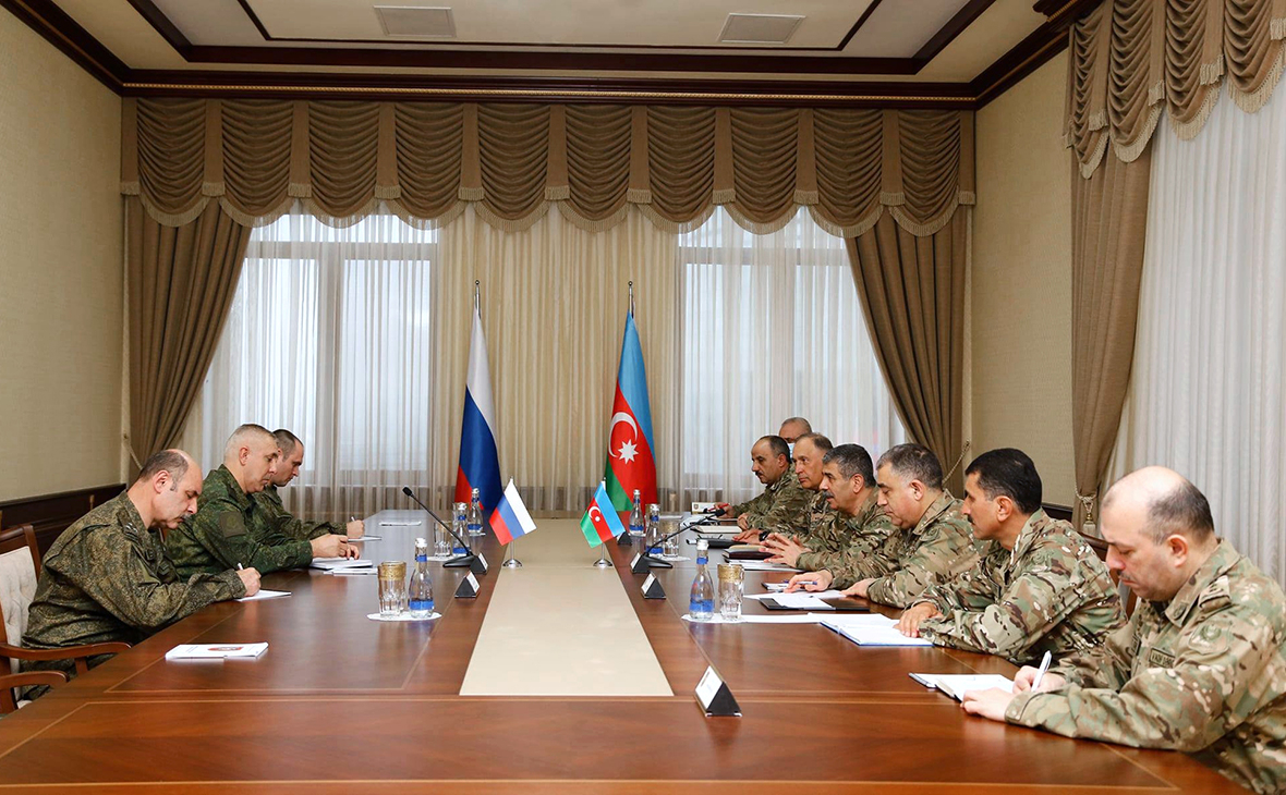 Рустам Мурадов (второй слева) и министр обороны Азербайджана Закир Гасанов (четвертый справа) во время встречи в Баку