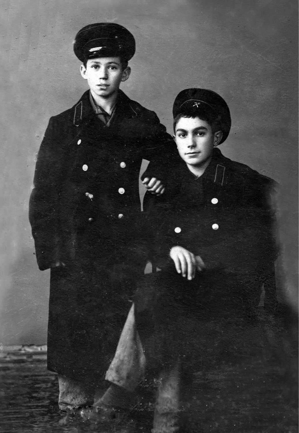 Павел Луспекаев (справа) в училище, начало 1940-х