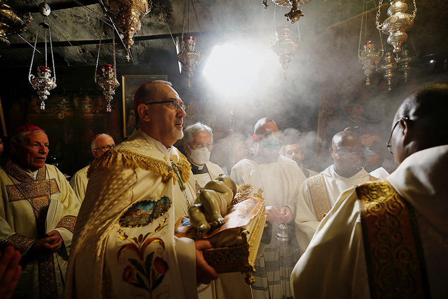 Латинский патриарх Иерусалима, архиепископ Пьербаттиста Пиццабалла, проводит рождественскую мессу в Церкви Святой Екатерины в Вифлееме