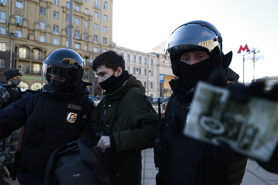 Участники несогласованной акции в Москве