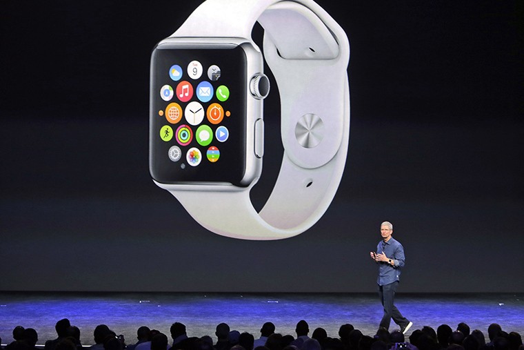 Генеральный директор Apple Тим Кук представляет &laquo;умные часы&raquo; Apple Watch.