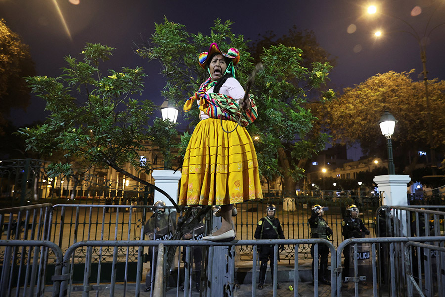 Местная жительница в традиционной перуанской одежде в ходе протестов в Лиме.

