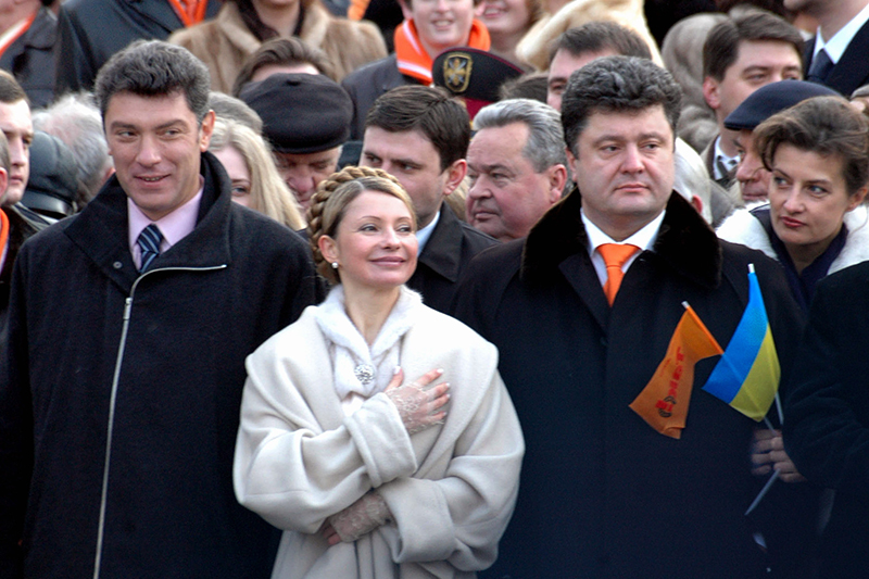 В 2003 году Немцов воглавил предвыборный список СПС на выборах в Госдуму четвертого созыва, однако на этот раз партии пробиться в Думу не удалось, поскольку СПС набрала чуть менее 4% голосов при барьере в 5%. В 2007 году СПС не набрала и 1% голосов, а Немцов критиковал власти за нечестную, по его мнению, кампанию. К президентским выборам 2008 года Немцов допущен не был.


На фото: член политсовета российского Союза правых сил Борис Немцов, Юлия Тимошенко и Петр Порошенко (слева направо) во время исполнения гимна на гражданской инаугурации президента Виктора Ющенко на Майдане Незалежности. 2005 год
