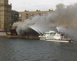 Бережковская набережная закрыта из-за пожара в ресторане-корабле
