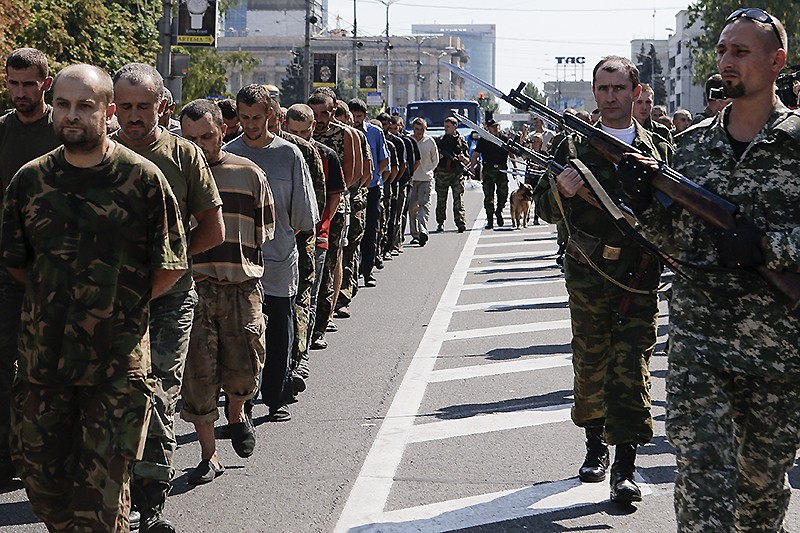 Ополченцы ДНР в день независимости Украины провели «марш пленных» украинских силовиков. 