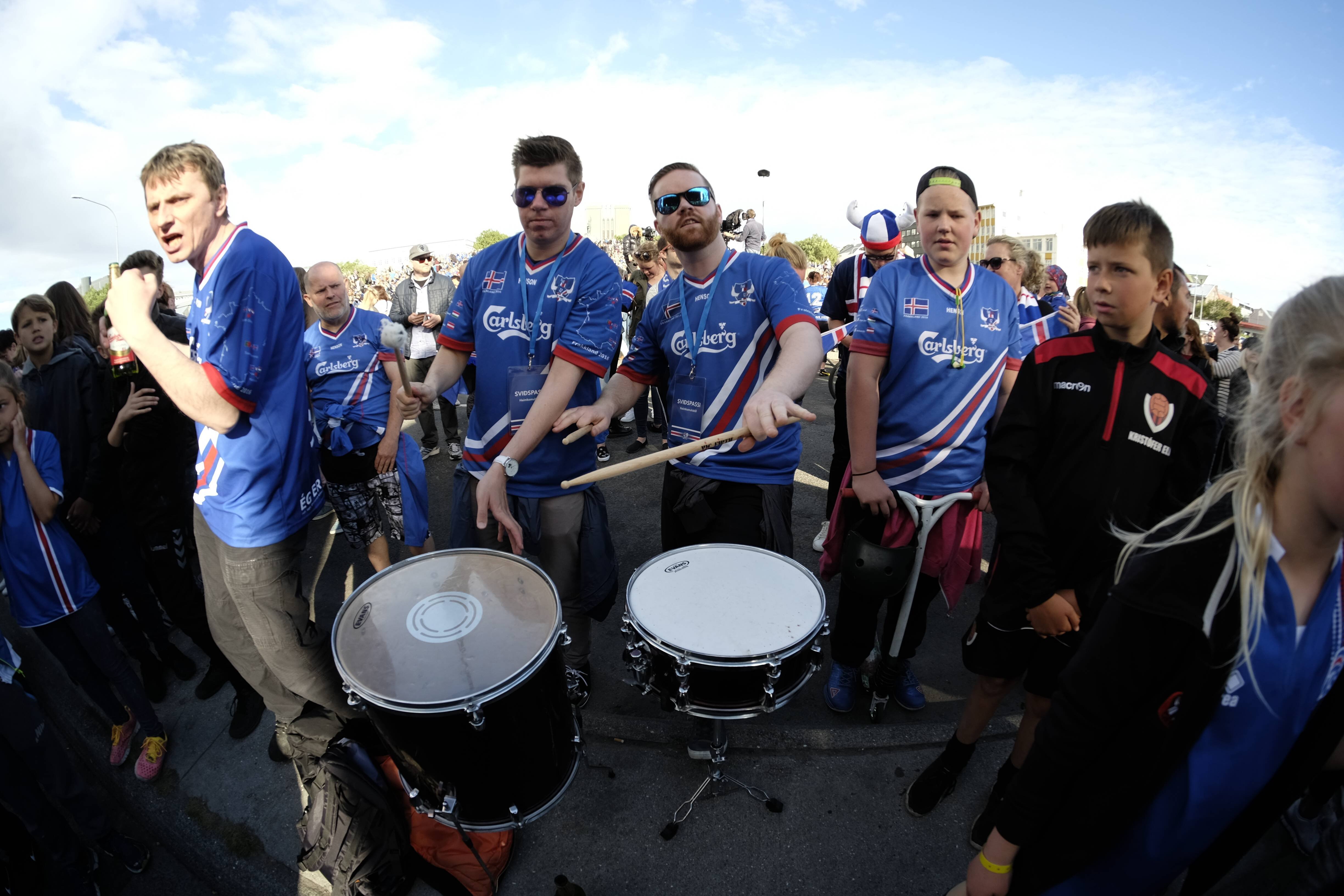 Десятки тысяч болельщиков встретили сборную Исландии в Рейкьявике