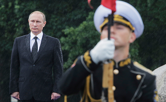 Президент России Владимир Путин (слева)


