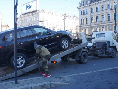 Эвакуация нелегальных такси в Петербурге