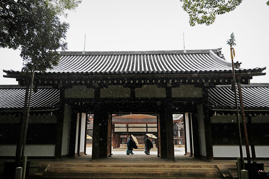 Интронизация прошла в Императорском дворце Токио. Перед церемонией император и его жена произнесли молитвы в одном из трех храмов дворца.
