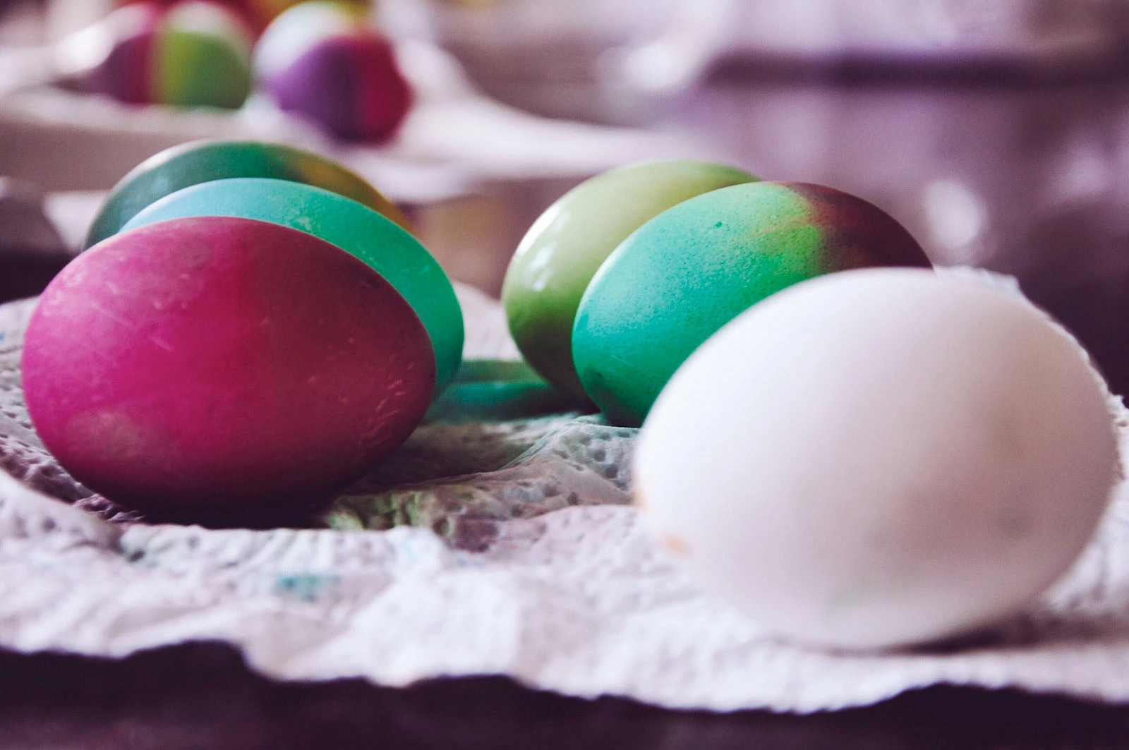 В народной традиции пасхальные яйца считаются символом возрождения и очищения.
