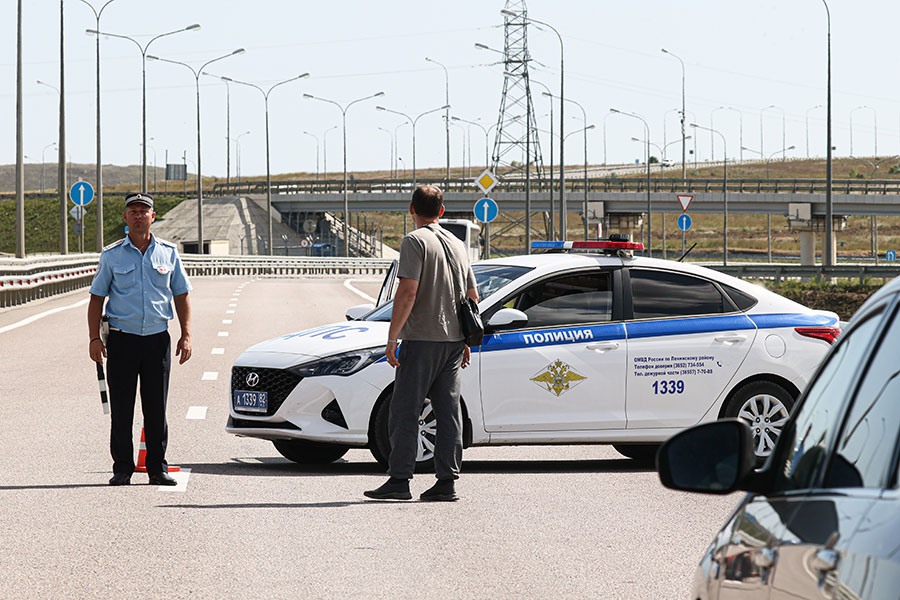 На фото: пост ГИБДД на въезде к Крымскому мосту со стороны трассы &laquo;Таврида&raquo;