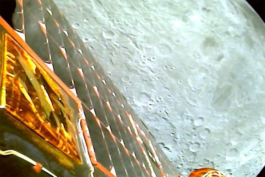 Вид с посадочного модуля &laquo;Чандраян-3&raquo; во время вывода на лунную орбиту, 5 августа 2023 года