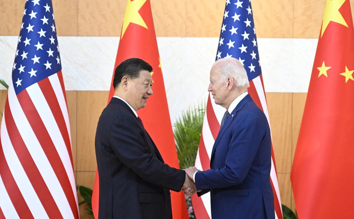 Президент США Джо Байден (справа) и председатель КНР Си Цзиньпин (слева) перед встречей на Бали в преддверии саммита G20