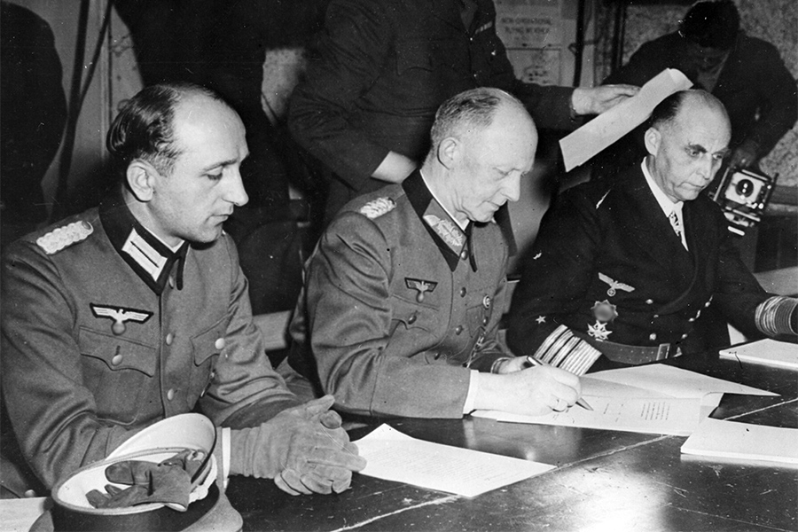 Альфред Йодль (в центре) подписывает акт о капитуляции в Реймсе