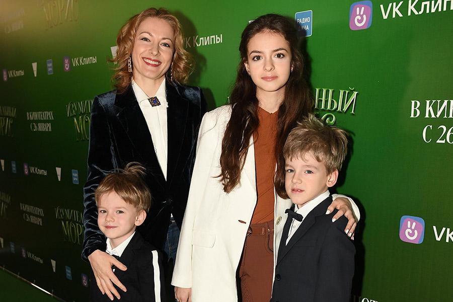 Актриса Ольга Красько с дочерью Олесей и сыновьями Остапом и Олегом, 2023 год