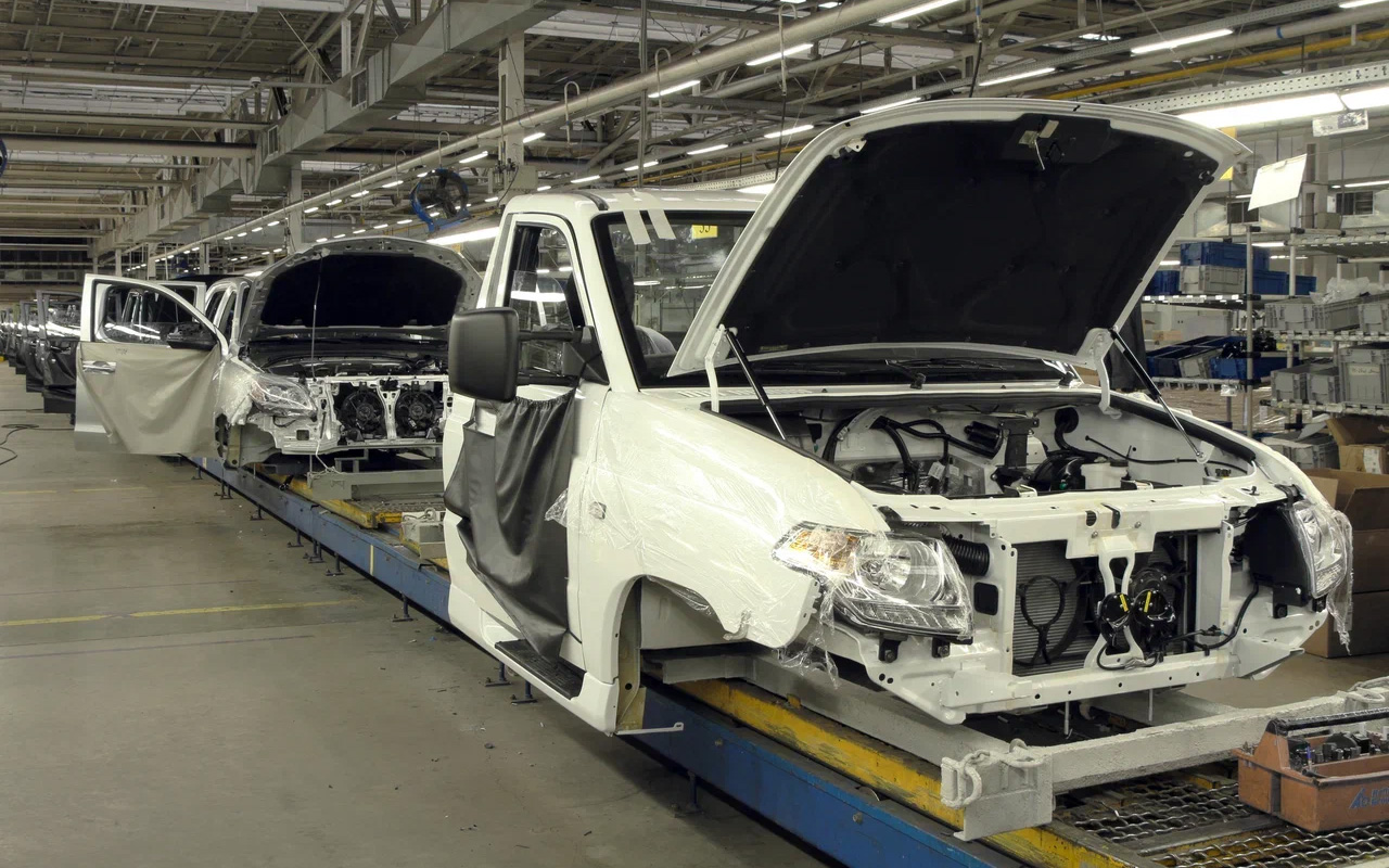 На линии кузовной сборки в одном потоке идут «Патриоты», «Пикапы», «Профи», ST6 и ST8. Финишные конвейеры у брендов уже разные
