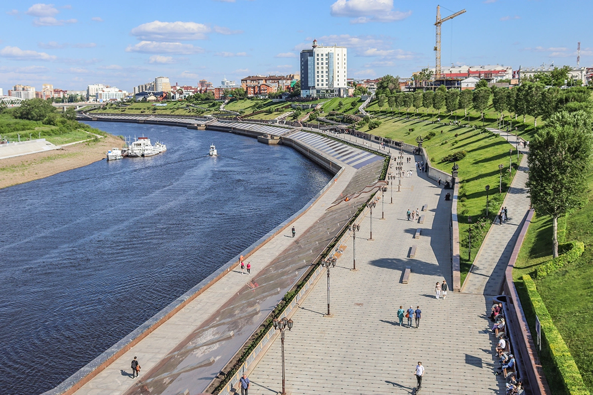 Река Тура протекает через Тюмень и делит город на две части