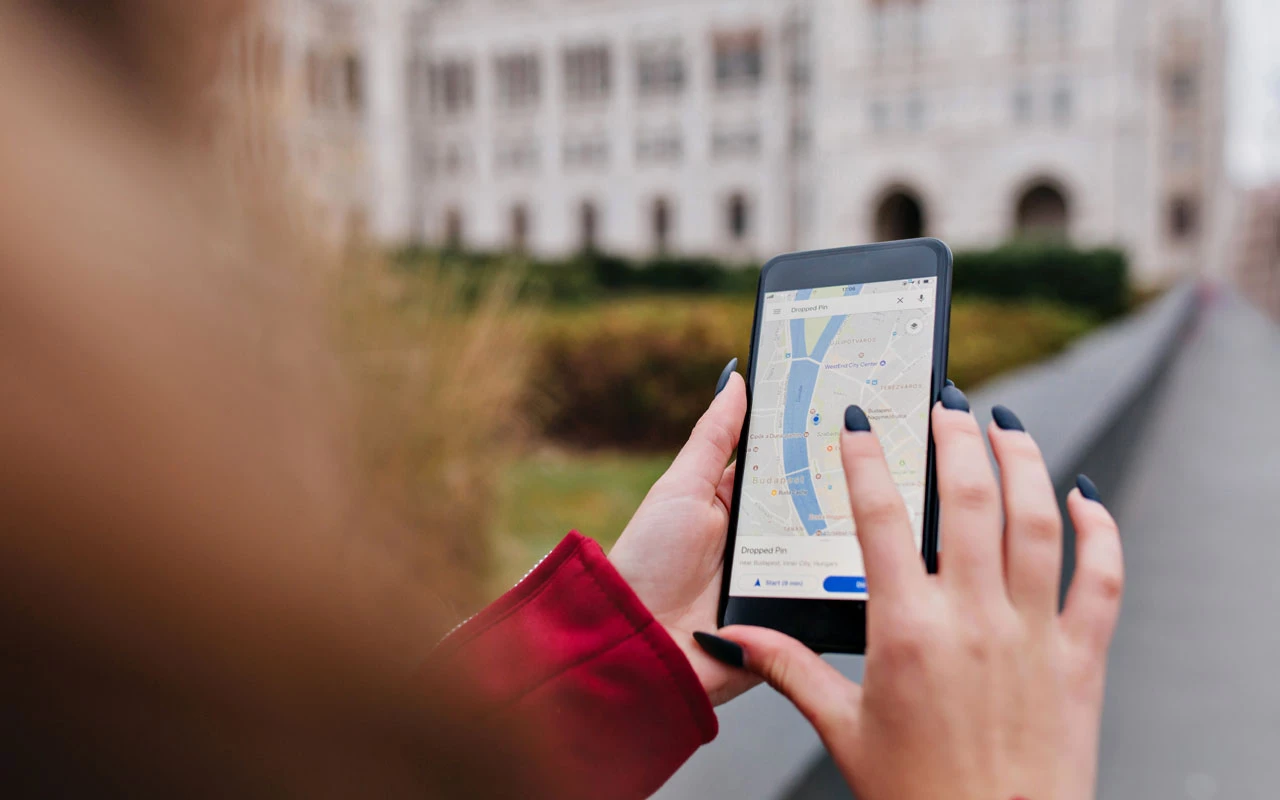 Добавьте карточку магазина на «Яндекс Картах» и Google Maps, оперативно отвечайте на отзывы соседей в интернете