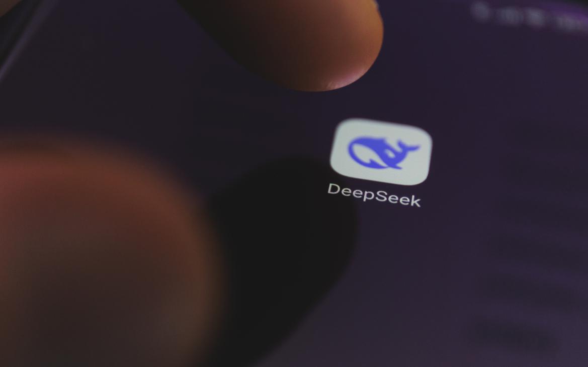 Работницу уволили за DeepSeek и личную почту. Что это значит для бизнеса