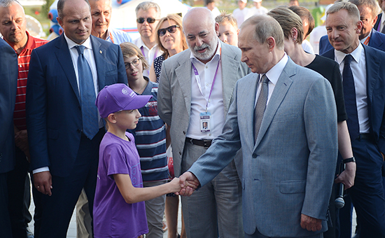 Президент РФ Владимир Путин (справа на&nbsp;первом плане) во&nbsp;время посещения образовательного центра &laquo;Сириус&raquo; в&nbsp;Сочи