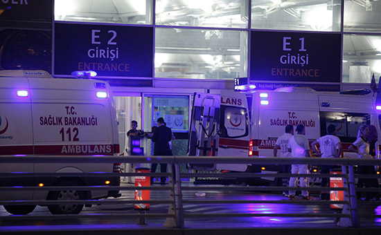 Медики после взрывов в аэропорту Ататюрк, Стамбул. 28 июня 2016 года


