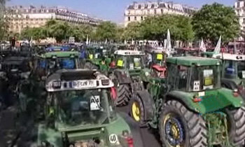 Французские фермеры перекрыли центр Парижа тракторами