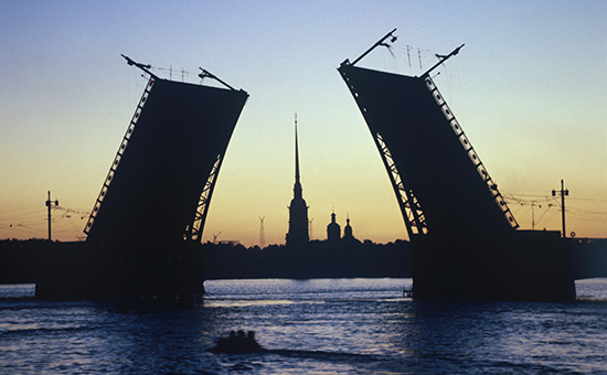 Вид на разведенный Дворцовый мост в Санкт-Петербурге


