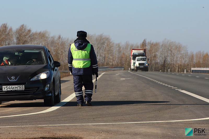 Инспектора ДПС готовят штрафы для водителей машин без знака «Шипы»