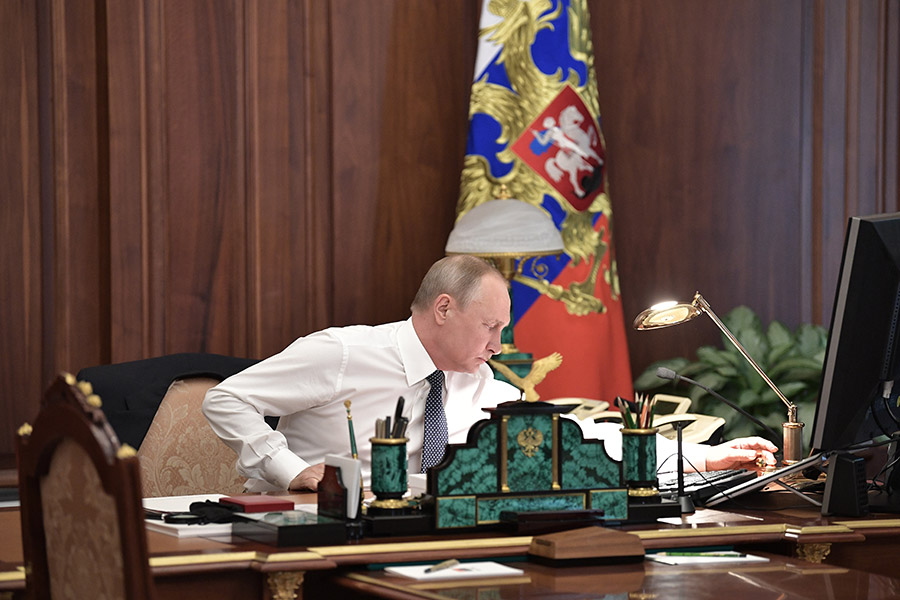 Еще в 11:50 Путин сидел за&nbsp;столом в рабочем кабинете, после чего прошел через коридоры Сенатского корпуса и доехал до здания Большого Кремлевского дворца
