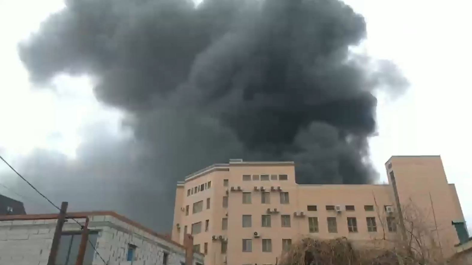 В Ростове-на-Дону загорелось здание погрануправления ФСБ