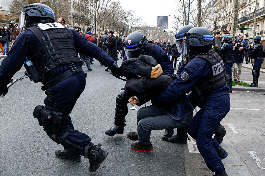 По итогам акций 15 марта полиция отчиталась о 480 тыс. участниках, профсоюзы&nbsp;&mdash; о 1,7 млн. На фото&nbsp;&mdash; задержание в Париже 15 марта
